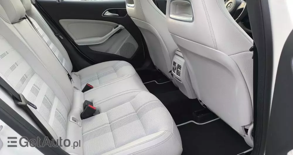 MERCEDES-BENZ GLA 200 7G-DCT Style
