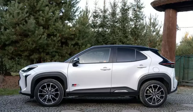 TOYOTA Yaris 1.5 (110 KM) Ethanol CVT