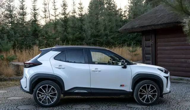 TOYOTA Yaris 1.5 (110 KM) Ethanol CVT