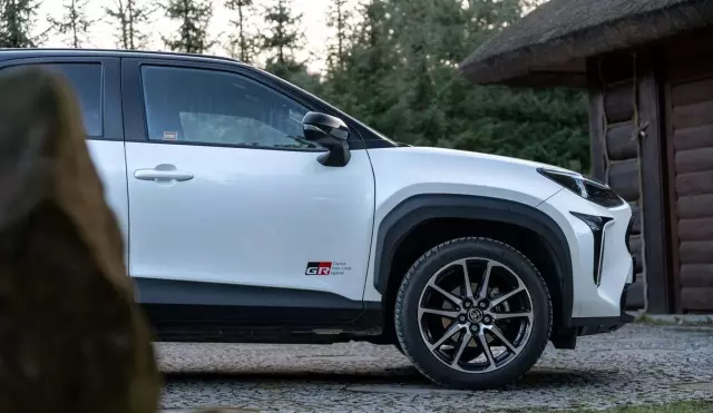 TOYOTA Yaris 1.5 (110 KM) Ethanol CVT