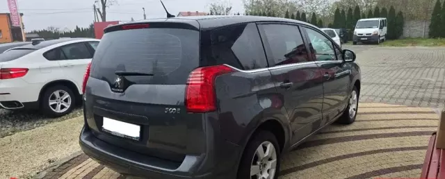 PEUGEOT 5008 