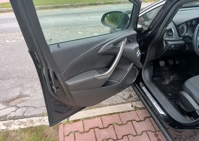 OPEL Astra Ver-1-4-turbo-design-edition