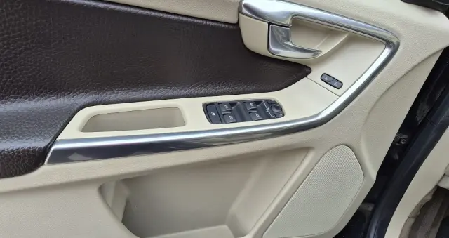 VOLVO XC 60 D3 R-Design