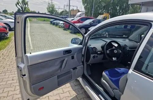 VOLKSWAGEN New Beetle 