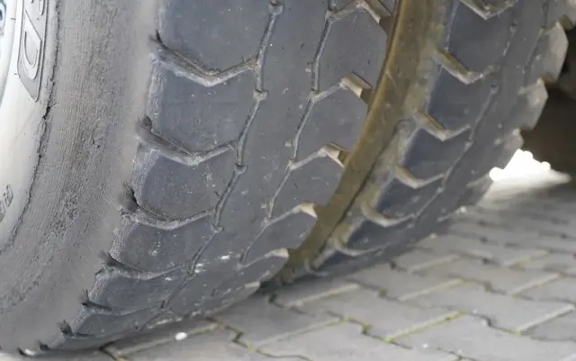 MERCEDES-BENZ / AXOR 2633 / 6X4 / SKRZYNIOWY - 6,55 M / MOCNA PODŁOGA / HDS FASSI F155 / wysów: 10 M / MAX UDŹWIG 6 000 KG / MANUAL  / STEROWANIE RADIOWE / 