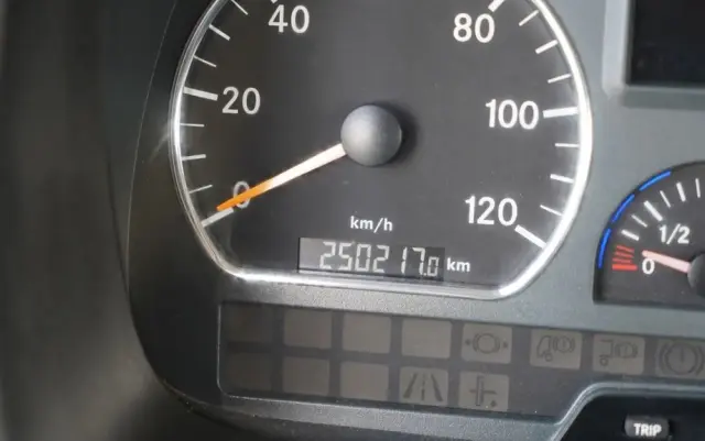 MERCEDES-BENZ / AXOR 2633 / 6X4 / SKRZYNIOWY - 6,55 M / MOCNA PODŁOGA / HDS FASSI F155 / wysów: 10 M / MAX UDŹWIG 6 000 KG / MANUAL  / STEROWANIE RADIOWE / 