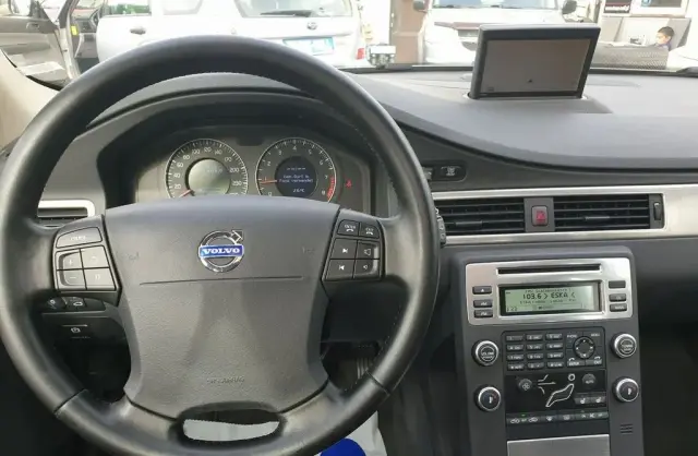 VOLVO V70 