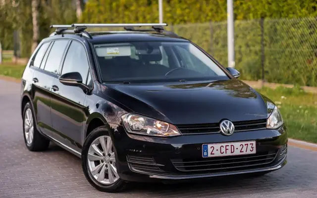 VOLKSWAGEN Golf 