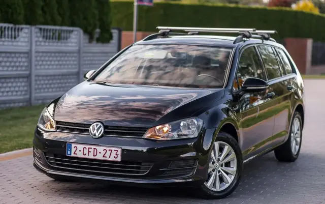 VOLKSWAGEN Golf 