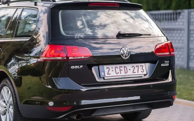 VOLKSWAGEN Golf 