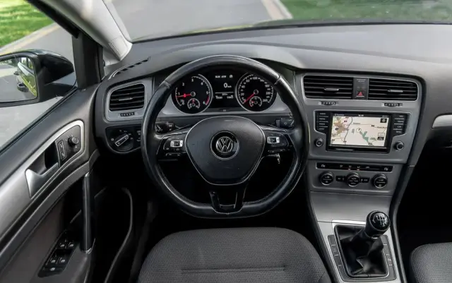 VOLKSWAGEN Golf 