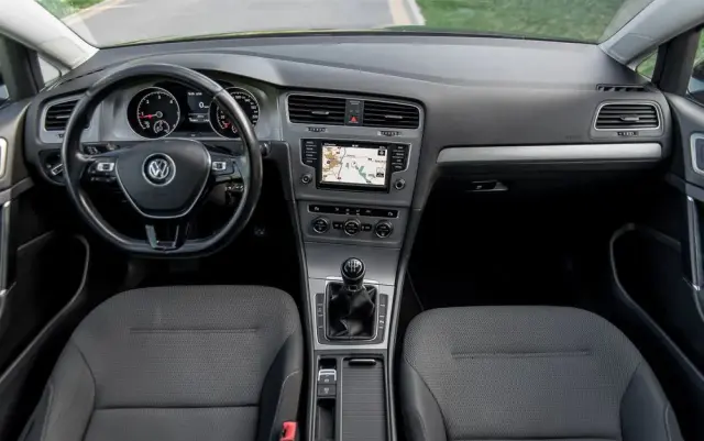 VOLKSWAGEN Golf 