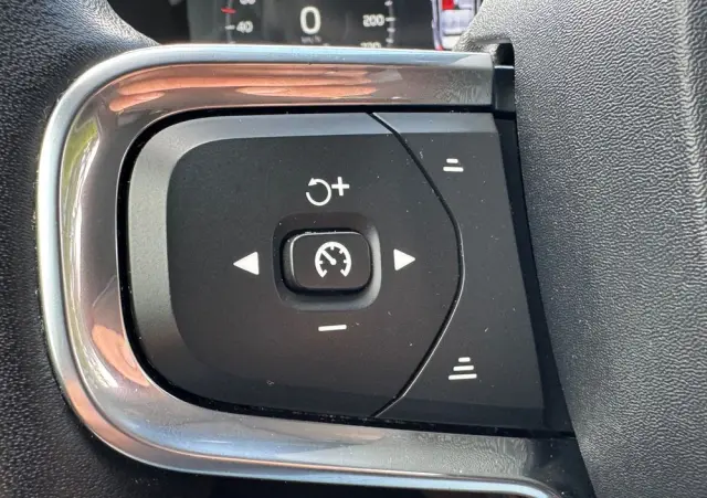 VOLVO XC 40 D3 Momentum Pro