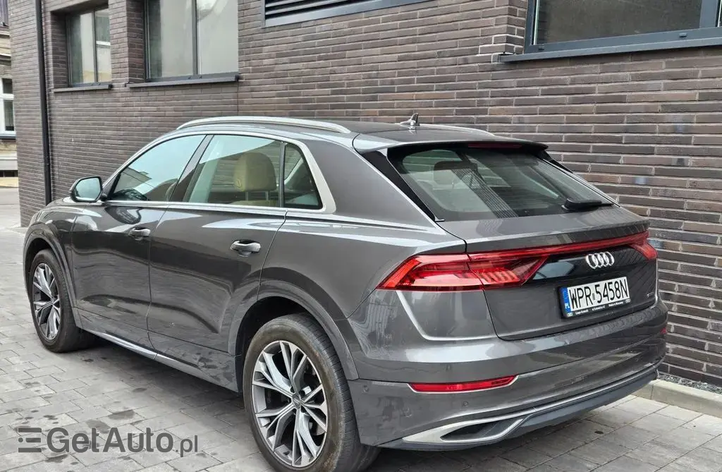 AUDI Q8 