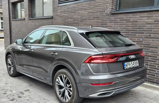 AUDI Q8 