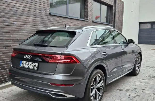 AUDI Q8 