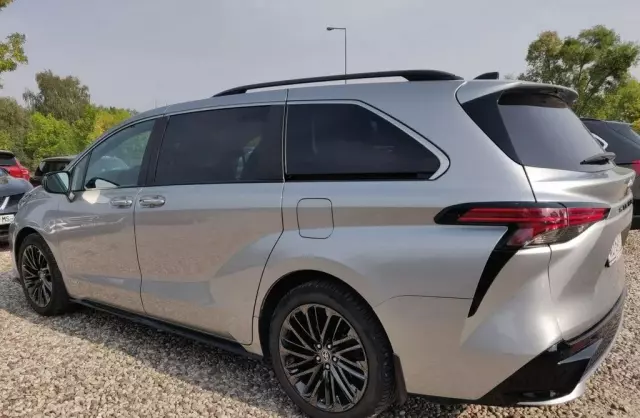 TOYOTA Sienna 