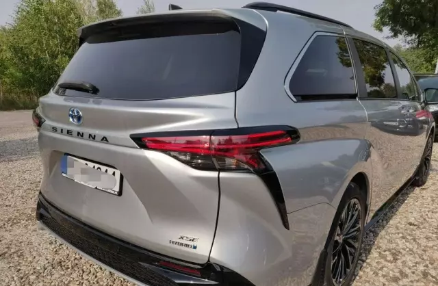 TOYOTA Sienna 