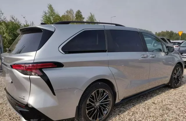 TOYOTA Sienna 