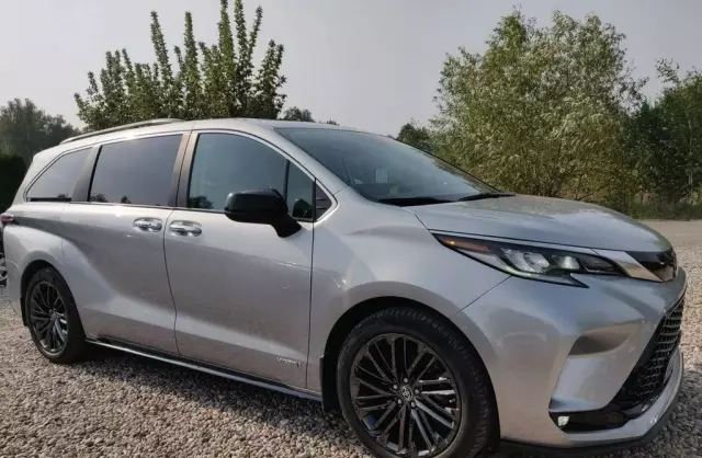 TOYOTA Sienna 