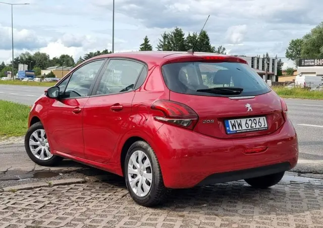 PEUGEOT 208 