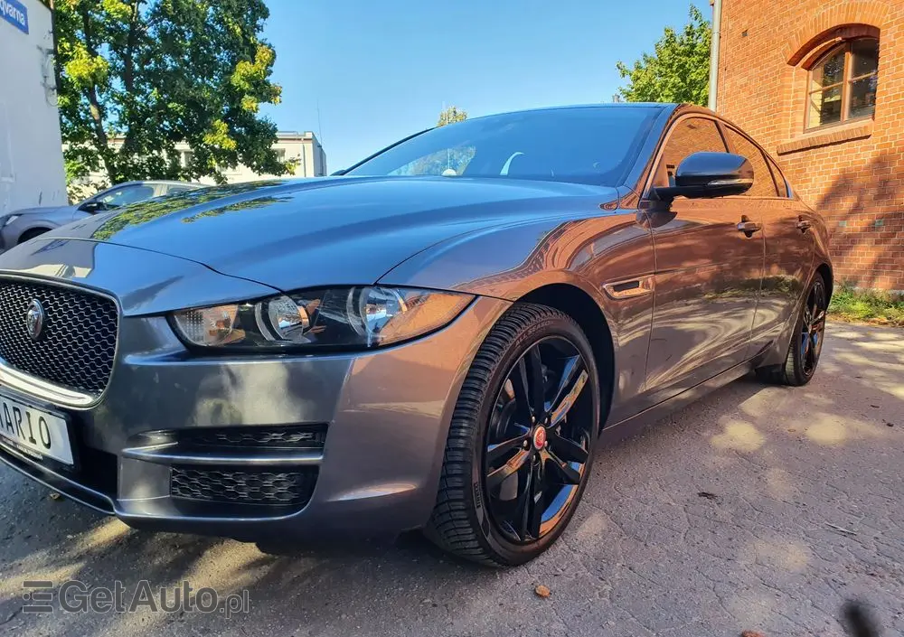 JAGUAR XE 