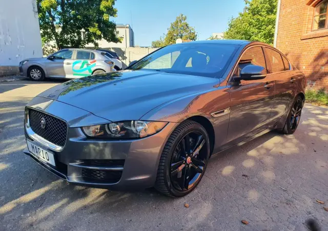 JAGUAR XE 