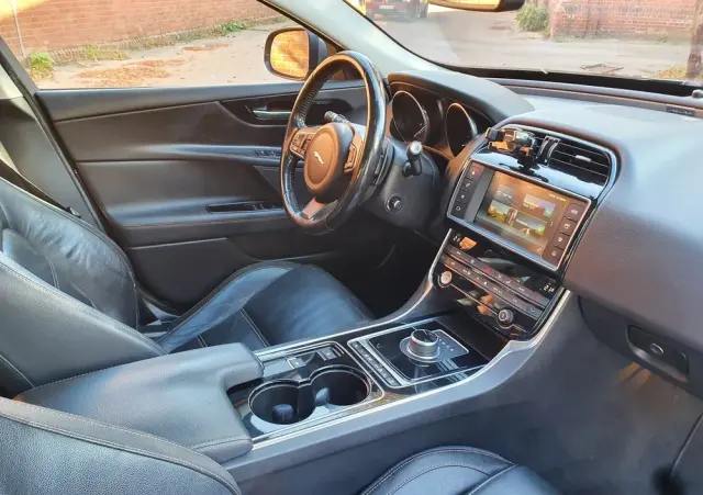 JAGUAR XE 