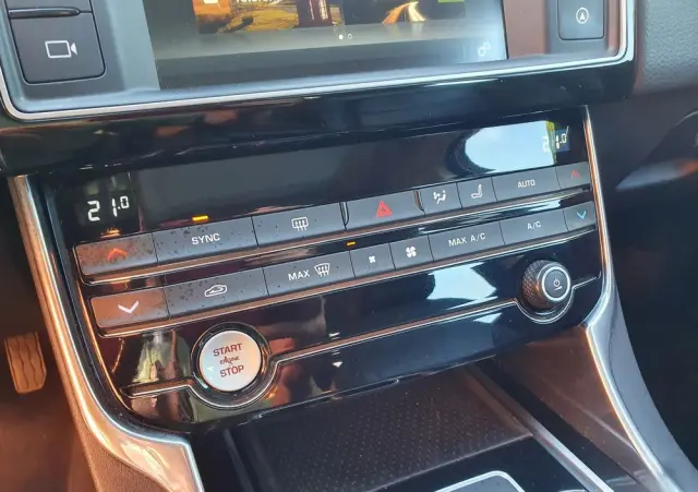 JAGUAR XE 