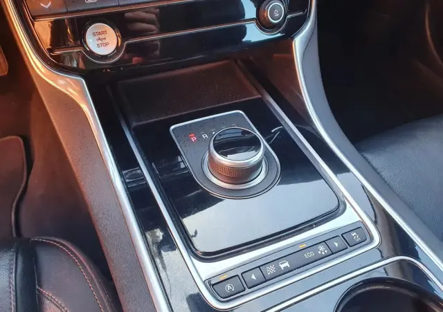 JAGUAR XE 
