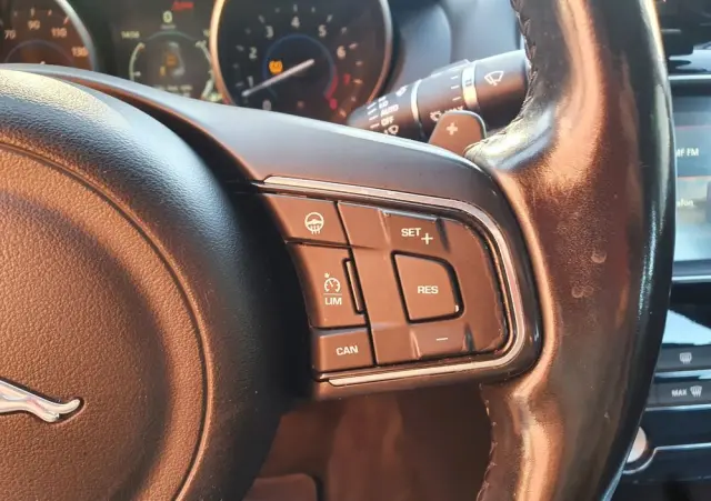 JAGUAR XE 