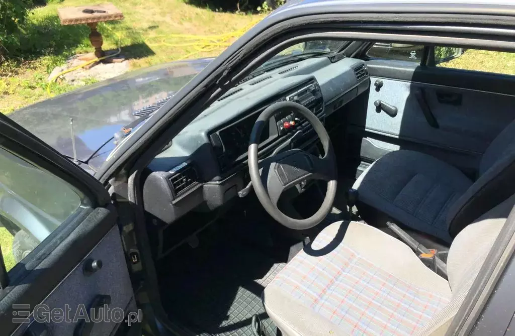 VOLKSWAGEN Golf 1.6 (75 KM)