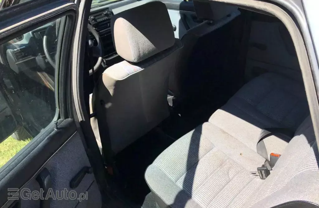 VOLKSWAGEN Golf 1.6 (75 KM)