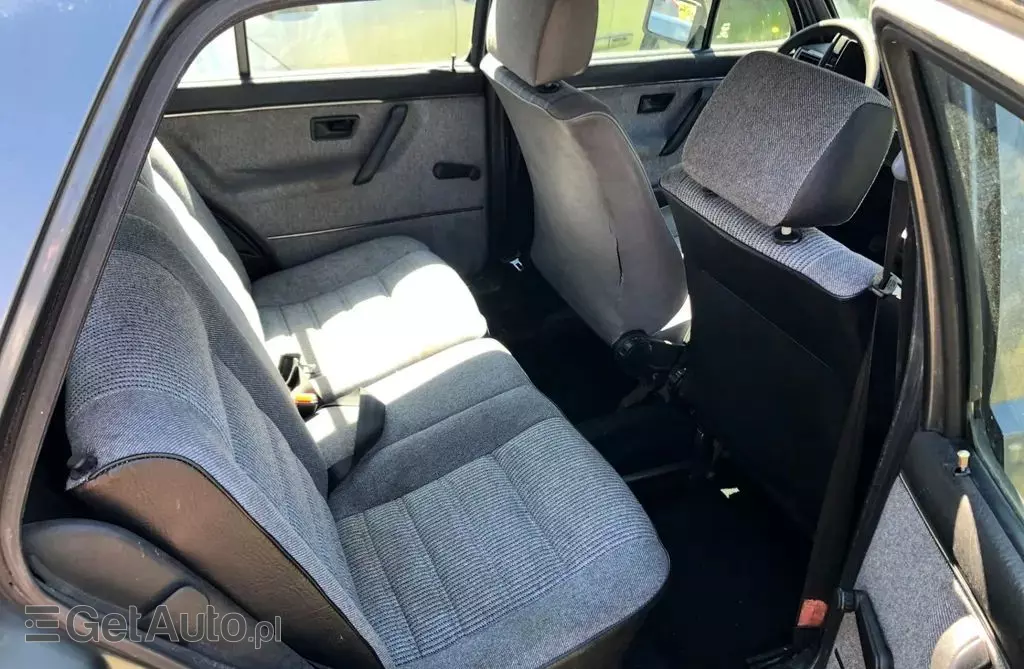 VOLKSWAGEN Golf 1.6 (75 KM)