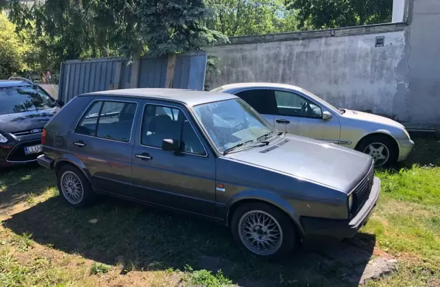 VOLKSWAGEN Golf 1.6 (75 KM)
