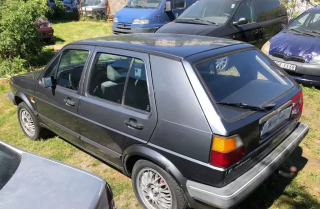 VOLKSWAGEN Golf 1.6 (75 KM)