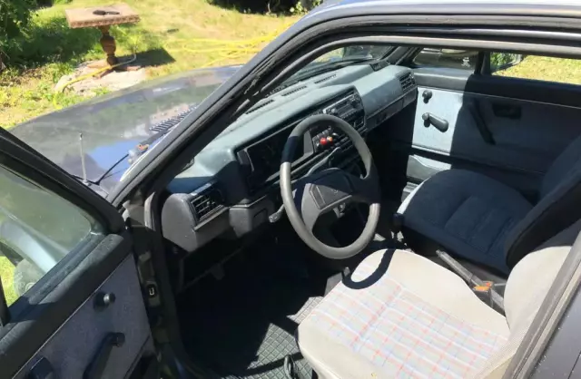 VOLKSWAGEN Golf 1.6 (75 KM)