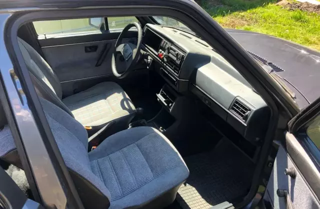 VOLKSWAGEN Golf 1.6 (75 KM)