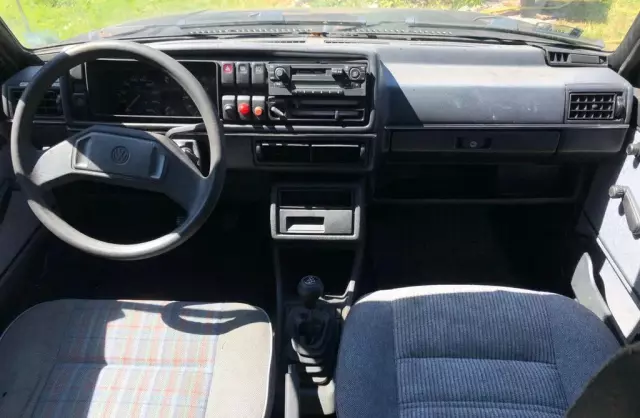 VOLKSWAGEN Golf 1.6 (75 KM)