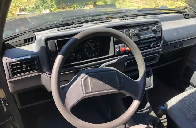 VOLKSWAGEN Golf 1.6 (75 KM)