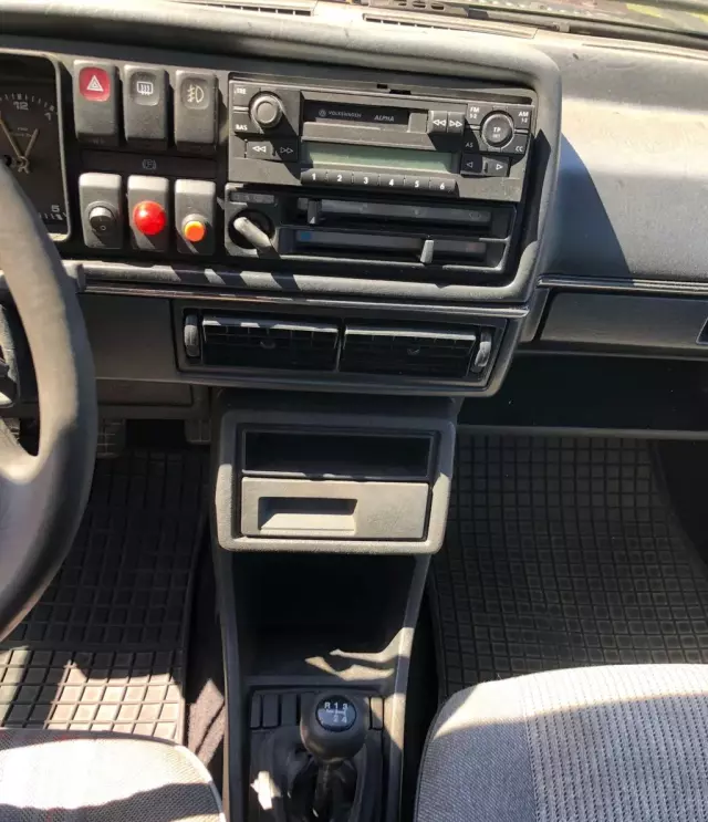 VOLKSWAGEN Golf 1.6 (75 KM)