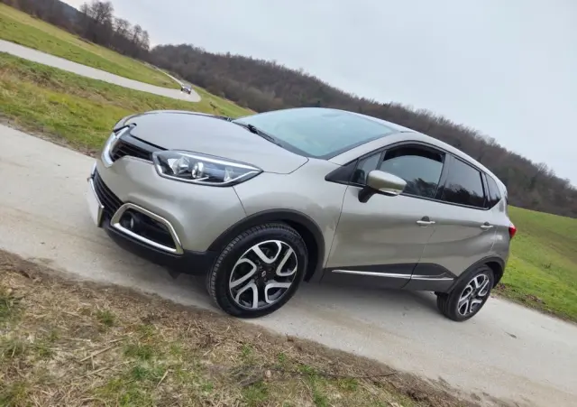 RENAULT Captur 1.2 TCe Helly Hansen EDC