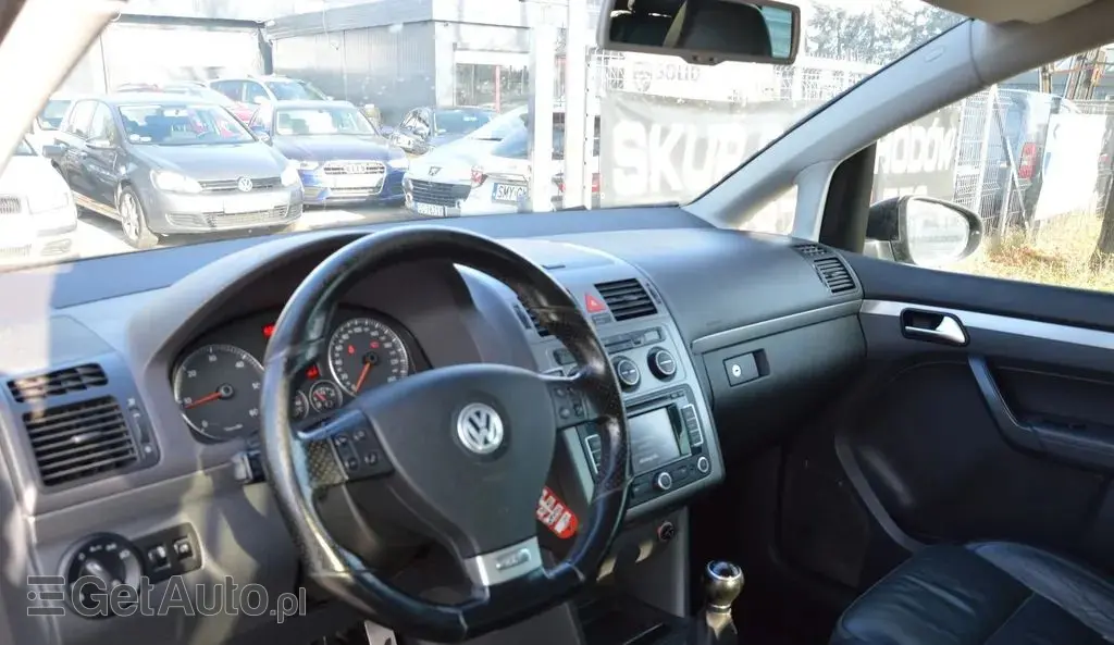 VOLKSWAGEN Touran 