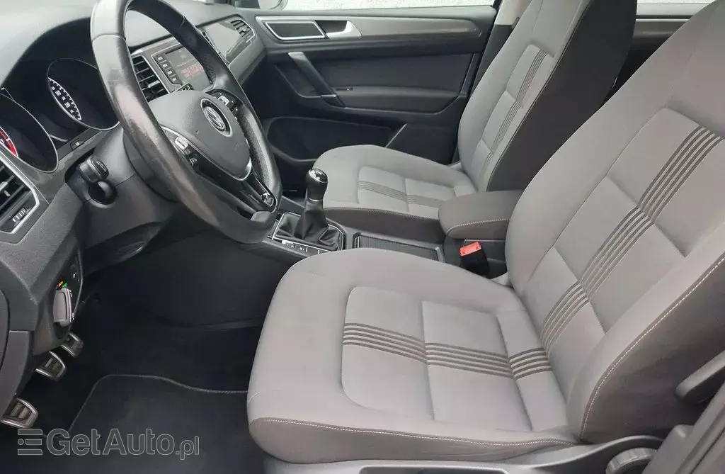 VOLKSWAGEN Golf Sportsvan 