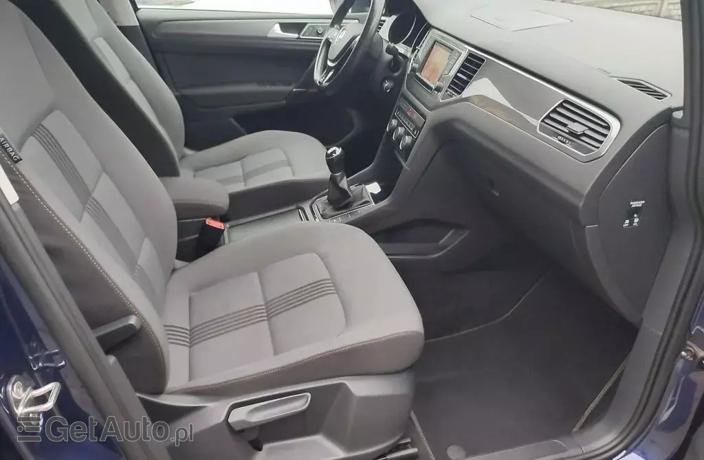 VOLKSWAGEN Golf Sportsvan 