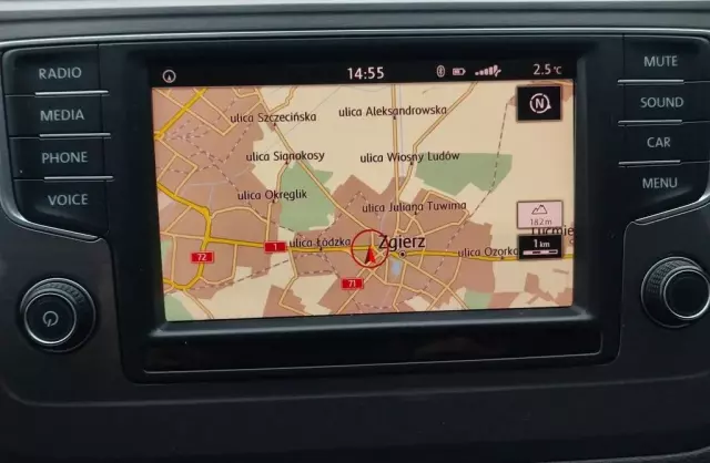 VOLKSWAGEN Golf Sportsvan 