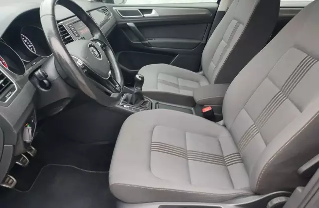 VOLKSWAGEN Golf Sportsvan 