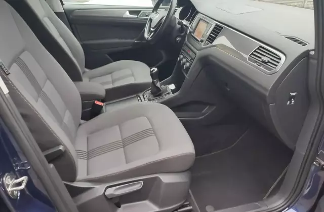 VOLKSWAGEN Golf Sportsvan 