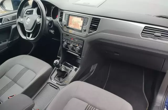 VOLKSWAGEN Golf Sportsvan 