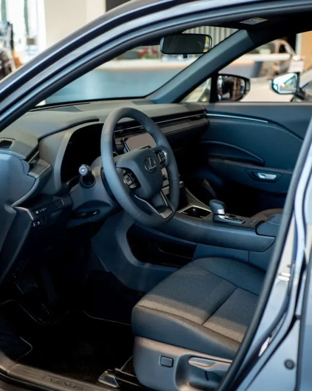 LEXUS UX 300h F Sport Design